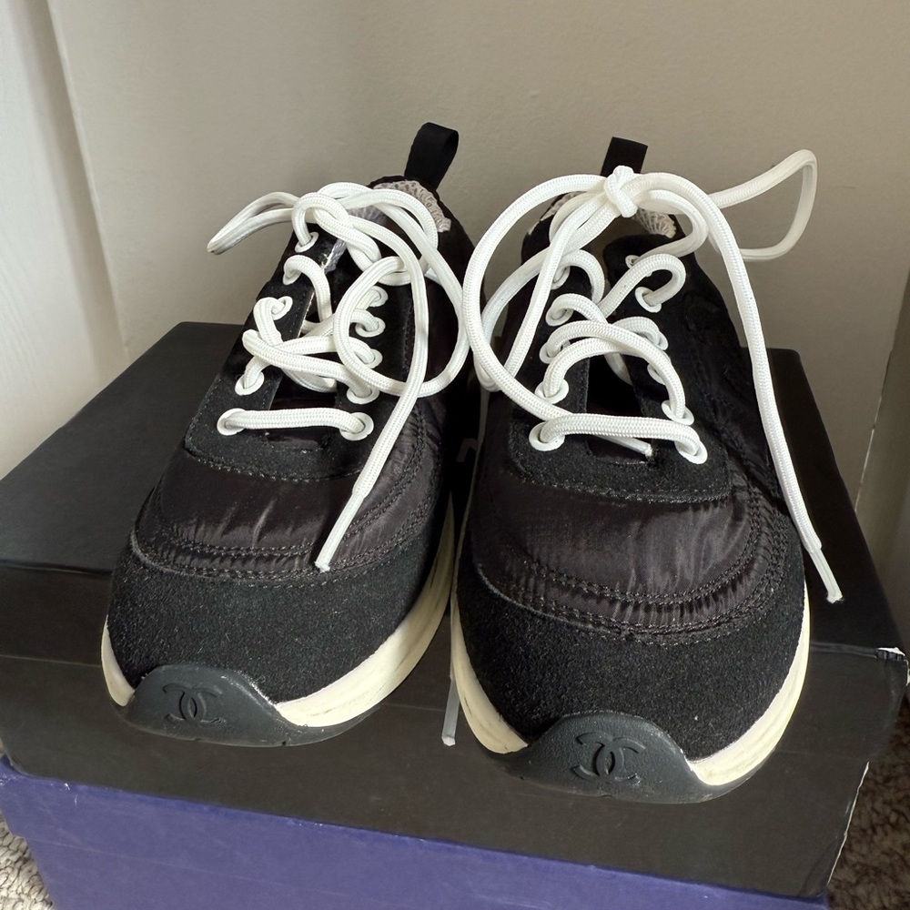 Women black sneakers Size 6